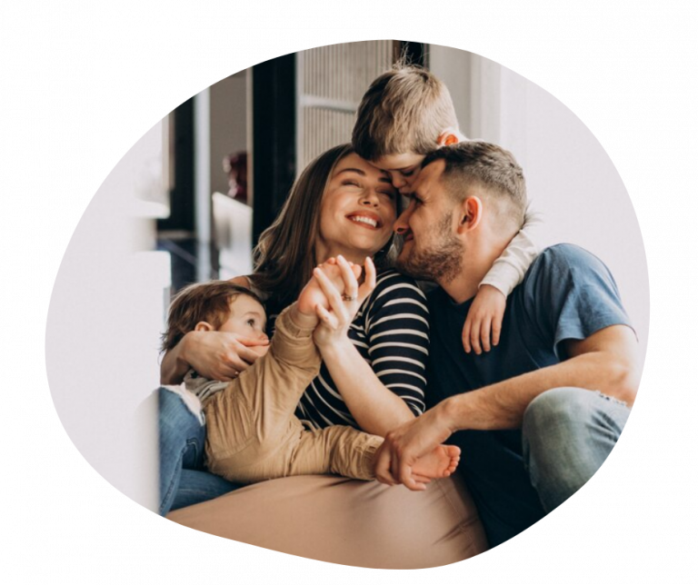 Familia feliz obteniendo su hogar con financiamiento sin enganche y sin buró de crédito Activa México